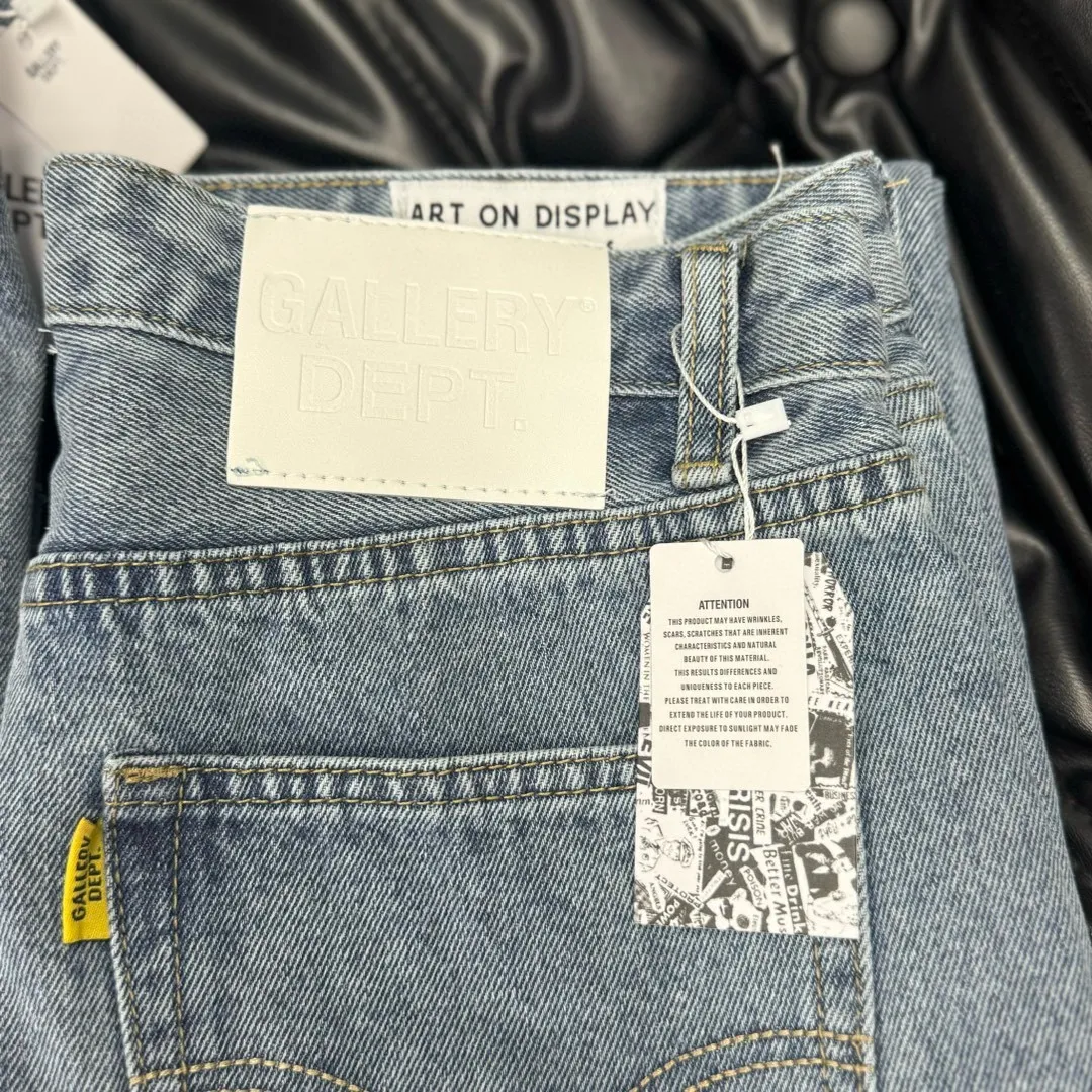 #8062 P286💰 GALLERY DEPT.G letter patch pudding 5001 denim washed and distressed spliced jeans -Original purchase and pattern making to truly restore the ultimate vintage texture -Original hardware accessories, washed and other elevators, QR code analysis are all purchased from the original factory, high degree of restoration, you are welcome to compare with a certain product ~ -Three-dimensional version Loose and comfortable, not picky about the figure, taller and slimmer, factory Seiko, original factory quality control, same style for men and women, can be matched with couples Versatile recommendation: must-have jeans for all seasons Color: blue Size: S-XXL (28-36)